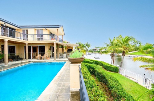 Sorrento House | Benowa Bliss Retreat - Waterfront with Skyline Views