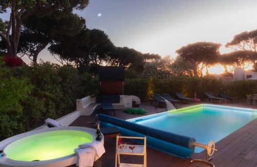 Quarteira Villa | Bento Box Vintage Family Villa & Hot Pool