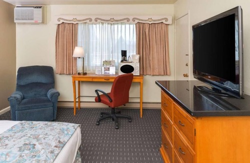 Solvang Hotel | Best Find! 4 Family-Friendly Units, Outdoor Pool and Parking!