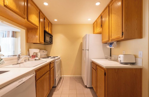 San Diego Country Estates Hotel | Best Place to Unwind! Free Parking, Full Kitchen!