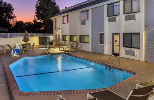 Tulare Hotel | Best Western Town & Country Lodge