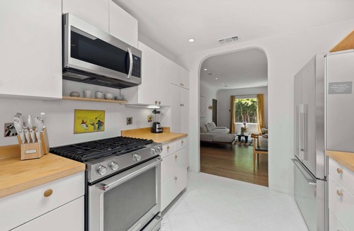Melrose House | Beverly Grove 2BR Home | Grill + Garden | C&C