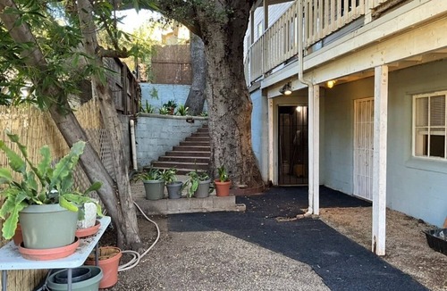 Oak View House | Bicycle Vacation home Near Ojai. Casa De Oakview under 200 year old oaks.