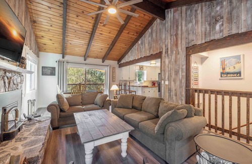 Fox Farm Cabin | Big Bear Cabin - Hot Tub - Game Room - Adventure
