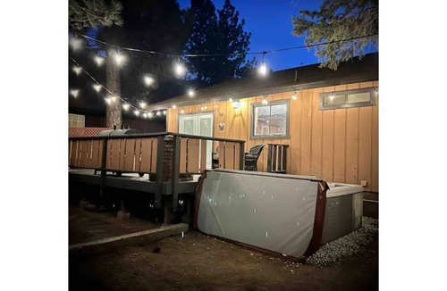 Woodlands House | Big Bear City/Lake Cabin Getaway w/ Hot Tub