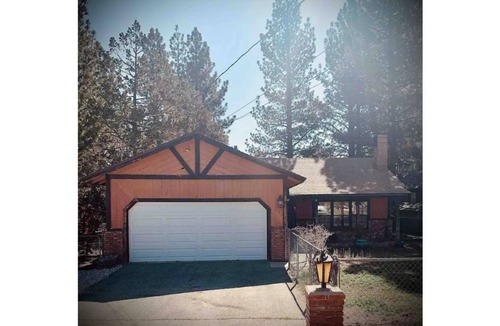 Woodlands House | Big Bear City/Lake Cabin Getaway w/ Hot Tub