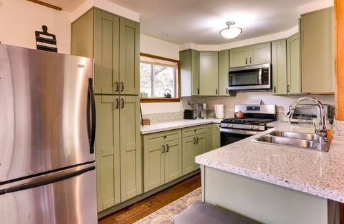 Upper Moonridge Cabin | Big Bear Lake Cabin w/Game Room, 1 Mi to Ski Slopes!