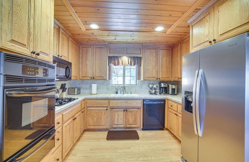 Eagle Mountain Estates Cottage | Big Bear Lake Cabin w/Hot Tub & Gas Fire Pit!