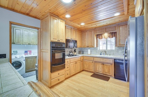 Eagle Mountain Estates Cottage | Big Bear Lake Cabin w/Hot Tub & Gas Fire Pit!