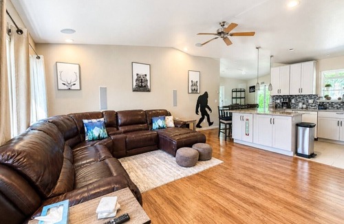 Tahoe Paradise House | Big Foot Basecamp - Dogs/Hot Tub/Fire Pit