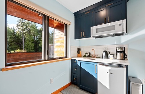 Ucluelet Apartment | Black Pearl #1-Studio Guests favourite!
