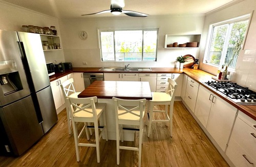 Golden Beach House | Blue Haven. Room for your boat, caravan and dog!