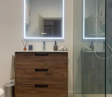 Praia de Santa Cruz Apartment | Blue House in Santa Cruz with Sea View