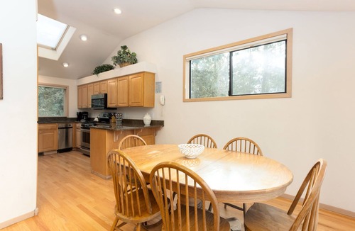 Sunriver House | BLUE05 - Spacious Home, Close to the Deschutes River, Hot Tub, 2 Ensuites
