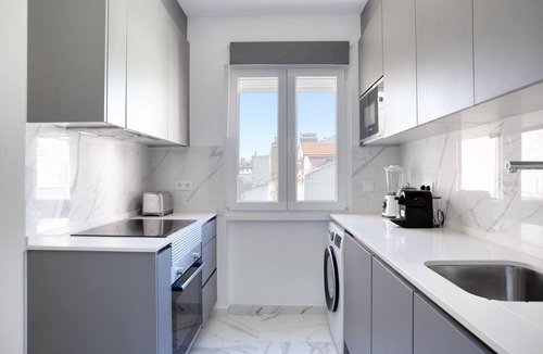 Santo Condestavel Apartment | Blueground | Campo de Ourique, furniture & decor