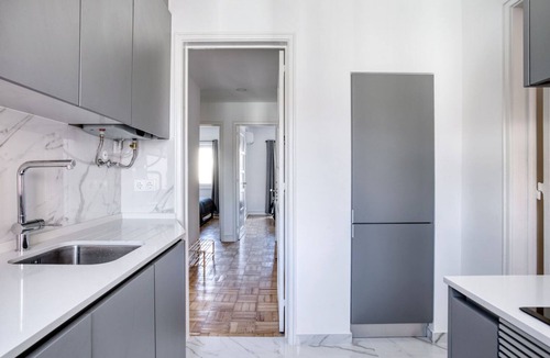 Santo Condestavel Apartment | Blueground | Campo de Ourique, furniture & decor