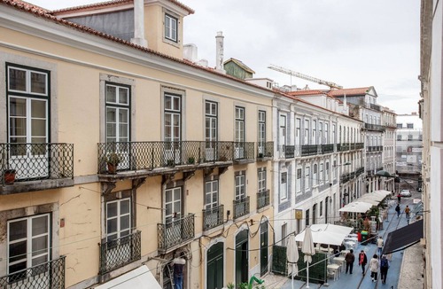 Sacramento Apartment | Blueground | Chiado, furniture, parking