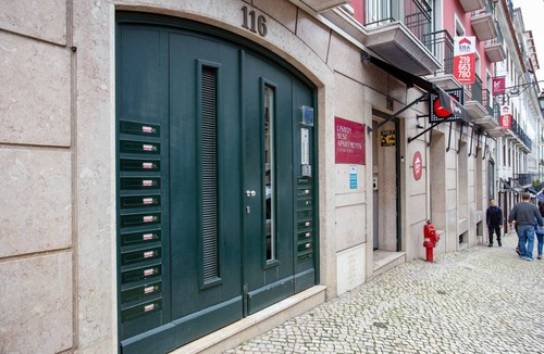 Sacramento Apartment | Blueground | Chiado, furniture, parking