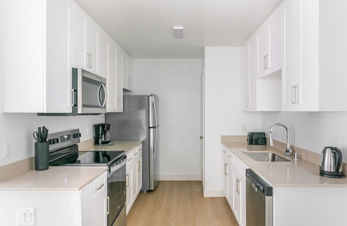 Shoreline West Apartment | Blueground | Shoreline West, pool, nr Shoreline Park