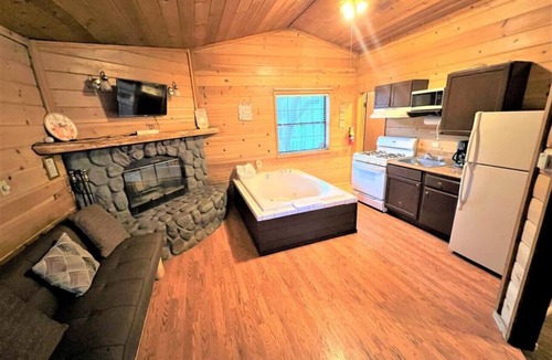 Big Bear Lake Cabin | BM #9 · Peaceful, Unique Hot Tub in Kitchen - Bear Manor#9
