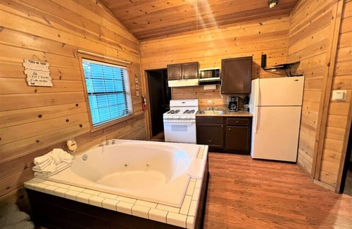 Big Bear Lake Cabin | BM #9 · Peaceful, Unique Hot Tub in Kitchen - Bear Manor#9