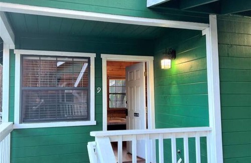 Big Bear Lake Cabin | BM #9 · Peaceful, Unique Hot Tub in Kitchen - Bear Manor#9