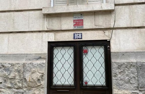 Santo Antonio House | Bordeaux M1 R3 - Nice & Comfortable Double Room with Private Patio & Shared Bathroom