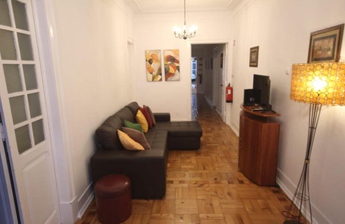 Santo Antonio House | Bordeaux M1 R3 - Nice & Comfortable Double Room with Private Patio & Shared Bathroom