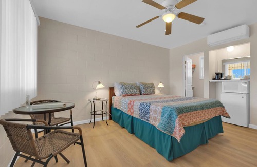 Borrego Springs Hotel | Borrego Springs Motel; small motel; big pool; walk to Christmas Circle/downtown