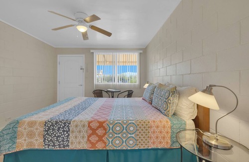 Borrego Springs Hotel | Borrego Springs Motel; small motel; big pool; walk to Christmas Circle/downtown