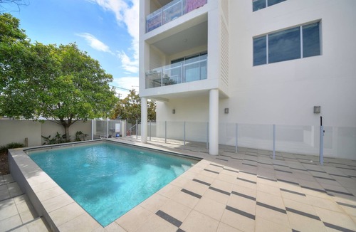 Mermaid Waters Apartment | Boutique building, 400m to beach, best bars, restaurants ,pool. Parking space