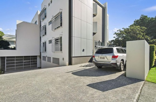 Mermaid Waters Apartment | Boutique building, 400m to beach, best bars, restaurants ,pool. Parking space