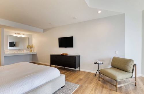 Diamond Crestview Hotel | Boutique Stay + Pool + Hot Tub + Rooftop | Walk to Beach + Dining + Galleries
