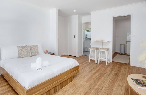 Burleigh Waters Apartment | Boutique Studio close to beaches with pool access