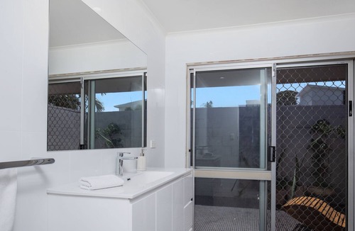 Burleigh Waters Apartment | Boutique Studio close to beaches with pool access