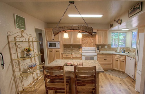Lower Kingsbury House | Bowers Mansion- 5 min to Casinos, Beaches, Heavenly, Sunny Deck (NVH0817)
