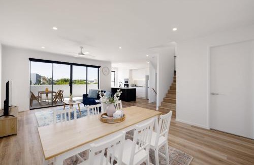 Gold Coast House | Brand New 3BR with Pool Golf nearby huge balcony
