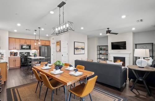Raisin House | Brand New, Hot Tub, King Suite, BBQ, Fire Pit!