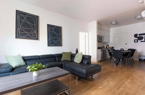 Downtown House | Bright and Charming Apartment. Next to Americana