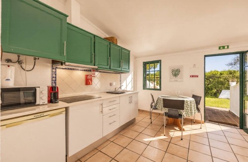 Moncarapacho e Fuseta Apartment | Bright apartment with access to a shared pool