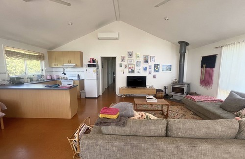 Venus Bay House | Bright Coastal Escape. Large Private Deck. Pets Welcome. Walk to Beach & Nature