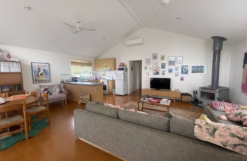 Venus Bay House | Bright Coastal Escape. Large Private Deck. Pets Welcome. Walk to Beach & Nature