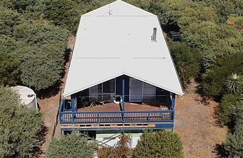 Venus Bay House | Bright Coastal Escape. Large Private Deck. Pets Welcome. Walk to Beach & Nature