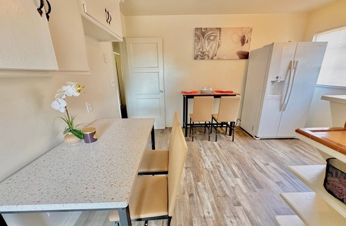 Oleander - Sunset Apartment | Bright & cozy modern space near Downtown.