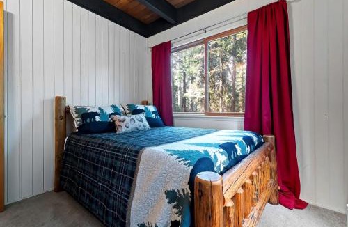 Dorrington House | Bright Family Cabin | cook's Kitchen | Loft | Large BBQ Deck