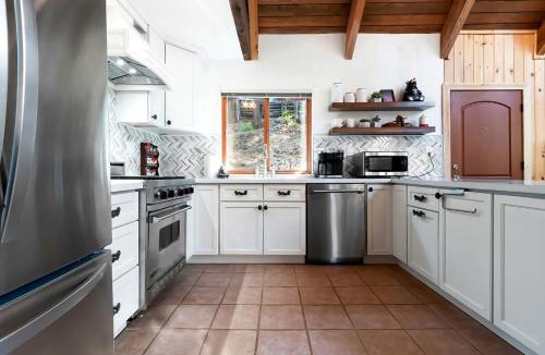 Dorrington House | Bright Family Cabin | cook's Kitchen | Loft | Large BBQ Deck