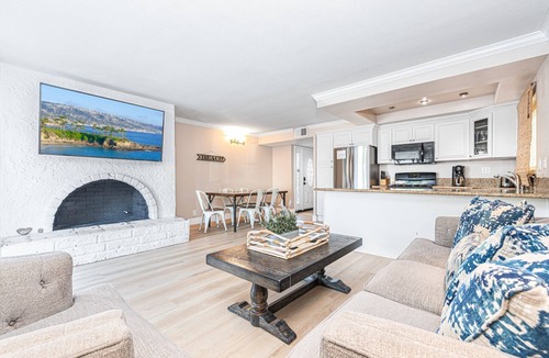 West Newport House | Bright Modern 6BR Vacation Home | 1 Block to Beach!