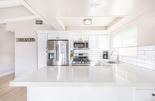 West Newport House | Bright Modern 6BR Vacation Home | 1 Block to Beach!