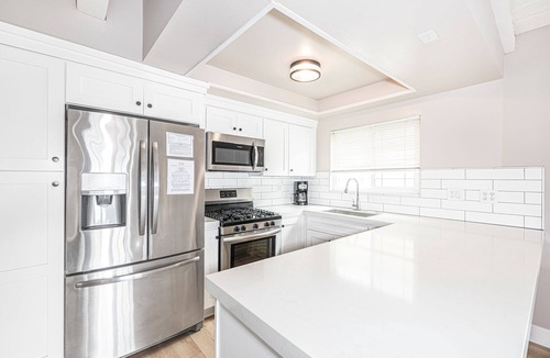 West Newport House | Bright Modern 6BR Vacation Home | 1 Block to Beach!