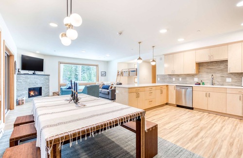 Government Camp House | Bright & modern dog-friendly getaway w/private balcony, gas grill, & free WiFi